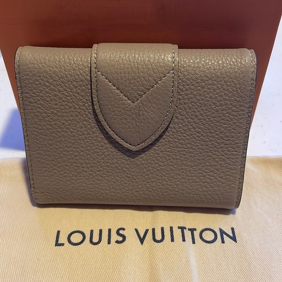 EUC Louis Vuitton Grained calfskin Pont Neuf Trifold Compact wallet Gris - Picture 3 of 17